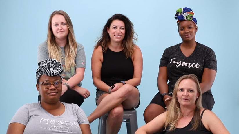 Carrie Kerns y el equipo de Carrafina Private Label durante un caso de estudio de fotografía de modelos en vivo