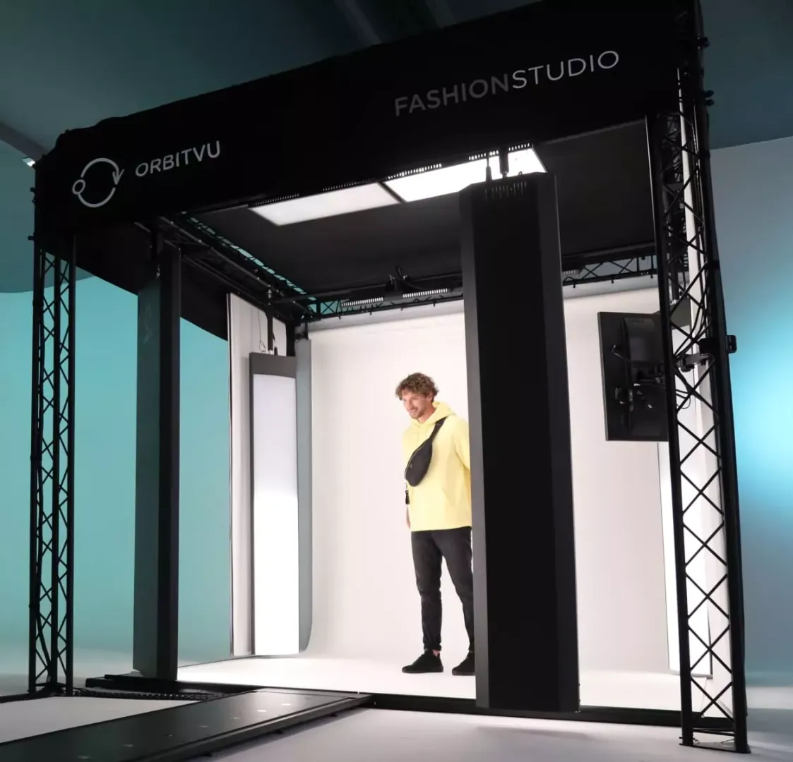 Modelo de Fashion Studio dentro de la configuración de fotografía de modelos en vivo de Orbitvu