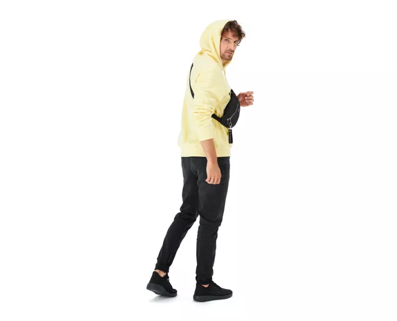 Hombre con buzo con capucha amarillo en fotografía de moda con modelo en vivo