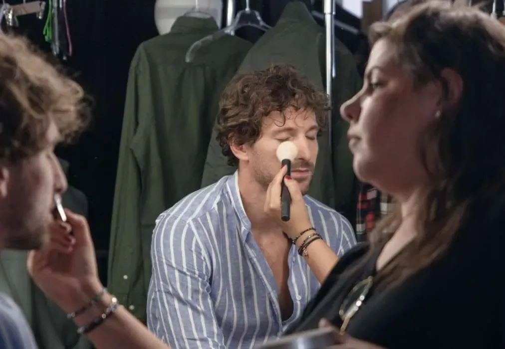 Preparación de la sesión de modelo con maquilladora