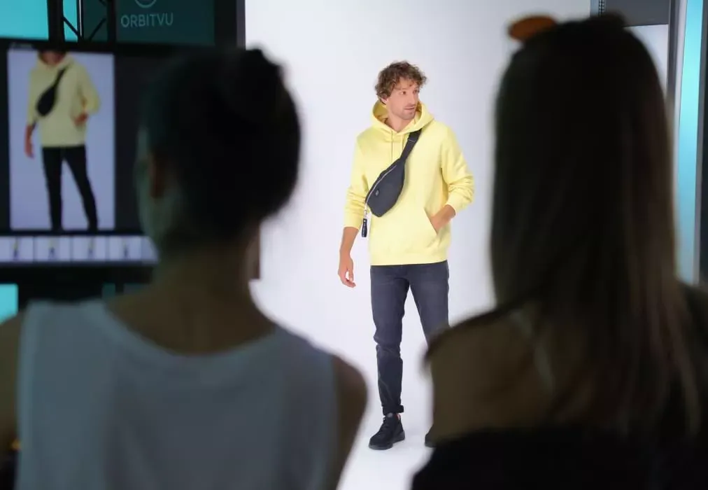 Vista previa de la posición del modelo en el estudio de fotografía con modelo en vivo de Orbitvu