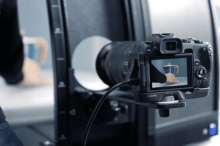 Cámara capturando un producto dentro de un estudio Orbitvu