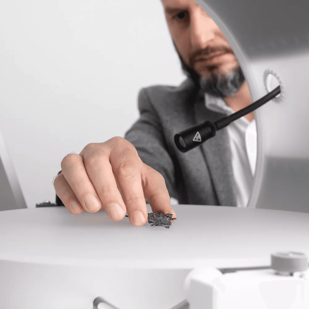 Operador colocando un producto en una plataforma giratoria Orbitvu