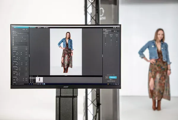Análisis de una sesión fotográfica de moda para e.commerce en monitor con una modelo luciendo un vestido largo