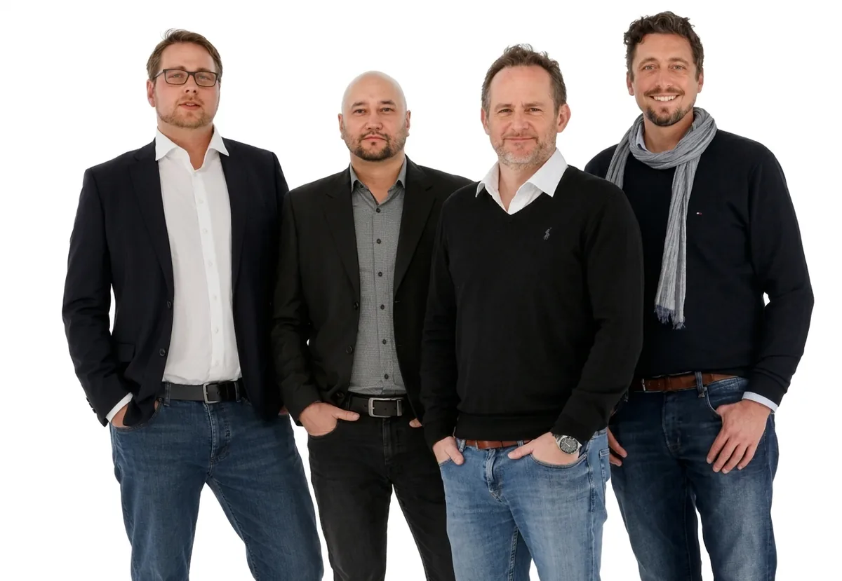 Retrato grupal de seis profesionales de negocios con vestimenta elegante informal.