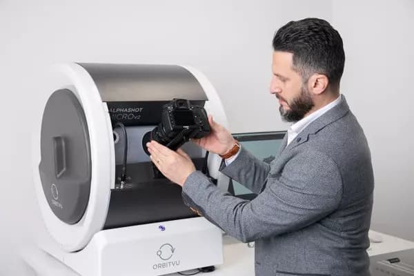 Conectando una cámara DSLR a una máquina de fotografía de productos