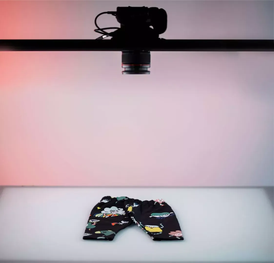Configuración de fotografía flat lay con cámara cenital en el estudio Orbitvu