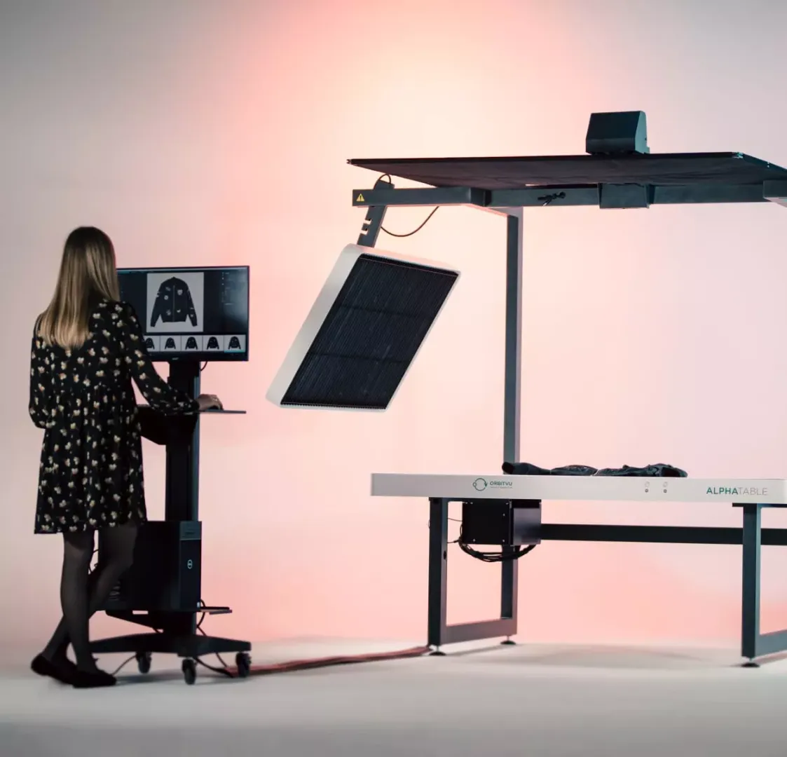 Operación de sistema automatizado de fotografía de prendas flat lay