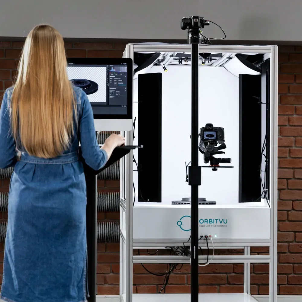 Mujer operando una configuración de estudio fotográfico Orbitvu
