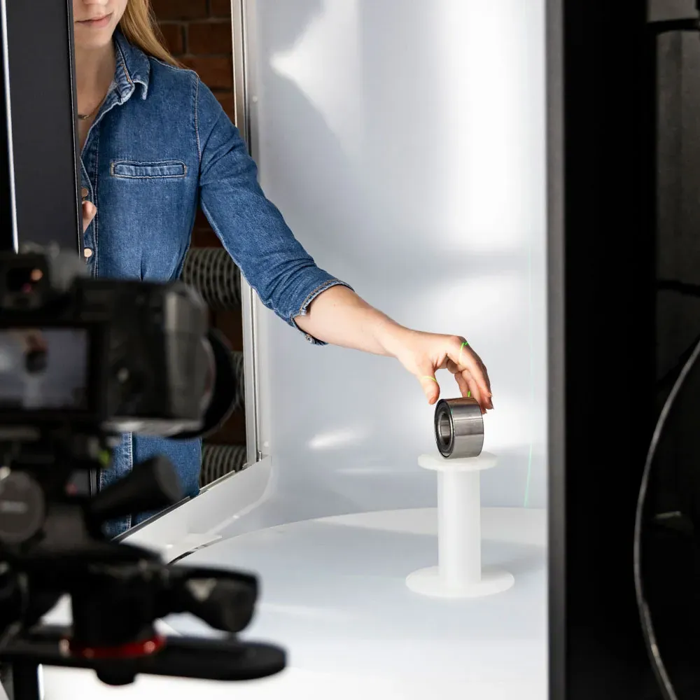 Colocación del producto en estudio lightbox de fotografía
