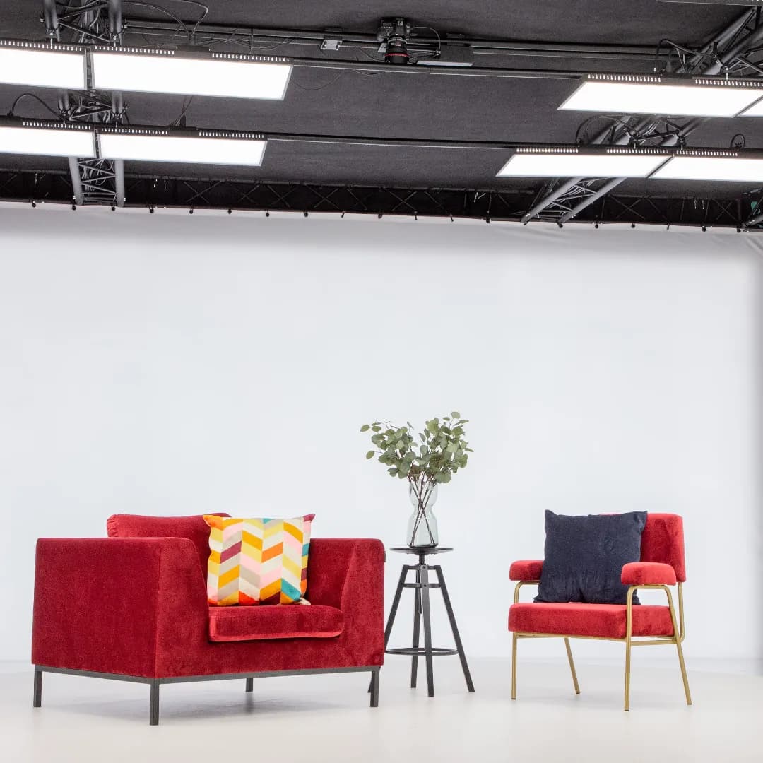 Sillones modernos rojos y mesa auxiliar en un estudio fotográfico profesional