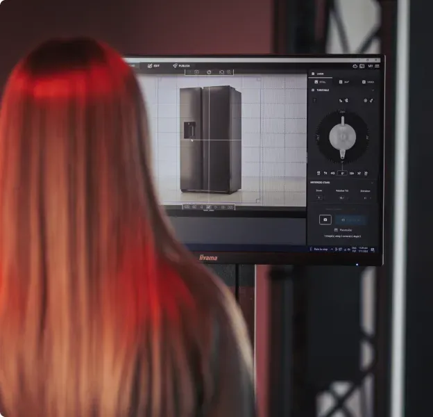 Mujer fotografiando un producto refrigerador