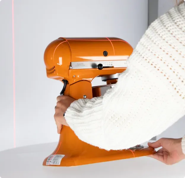 تركيب خلاط KitchenAid البرتقالي في المطبخ