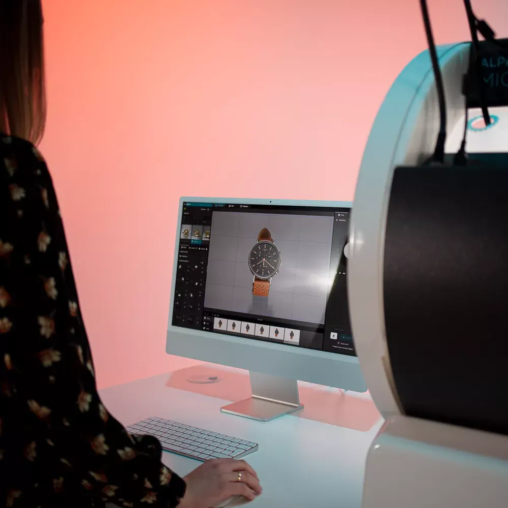 Mujer fotografiando un reloj con interfaz de software de computadora