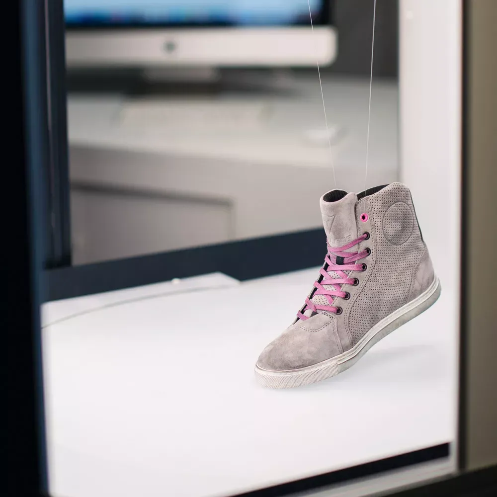 Foto de producto de zapatilla gris de gamuza de caña alta con cordones rosas