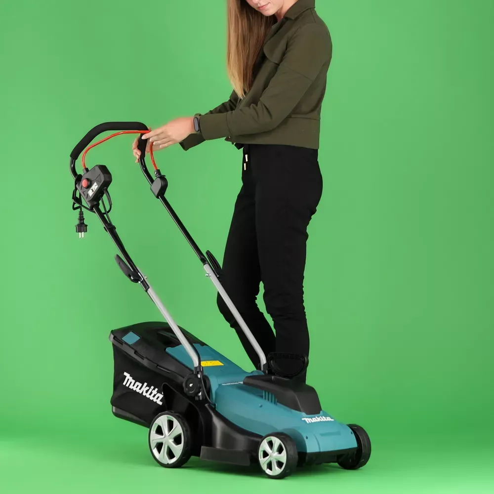 Mujer mostrando una Makita sobre fondo verde