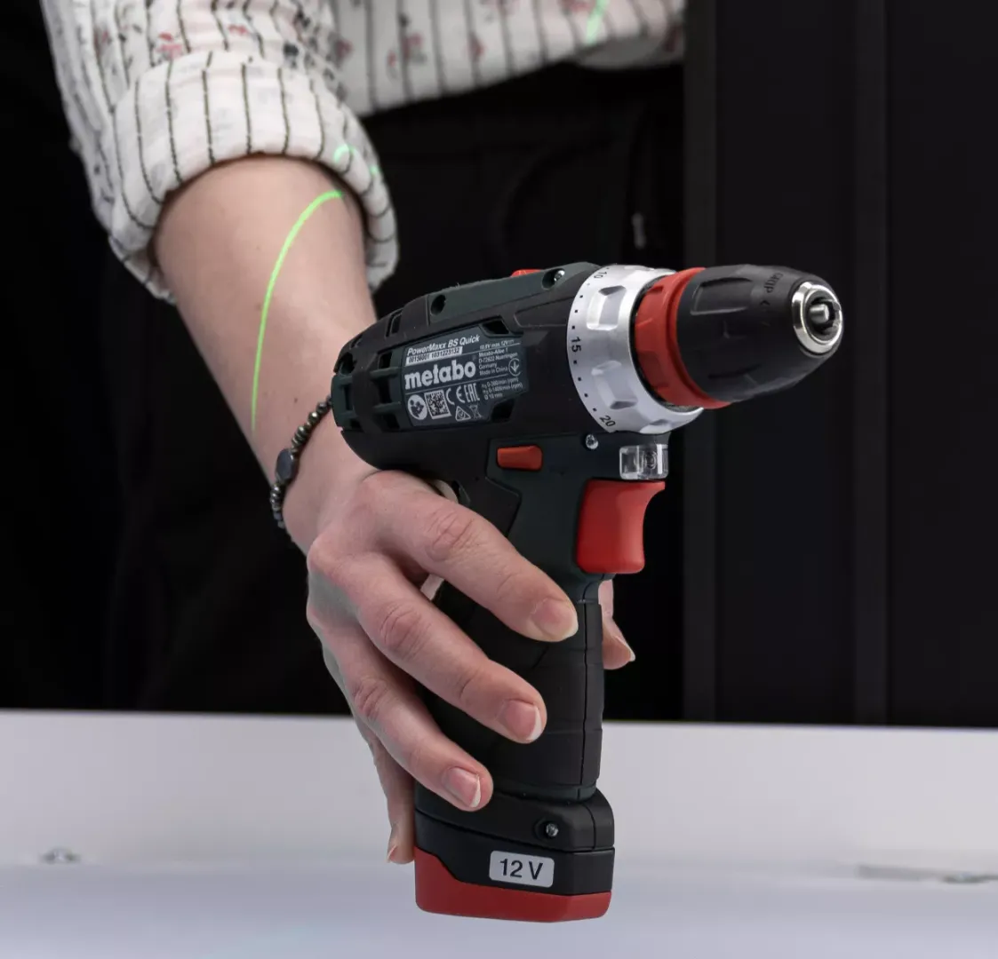Primer plano de taladro Metabo sostenido con la mano