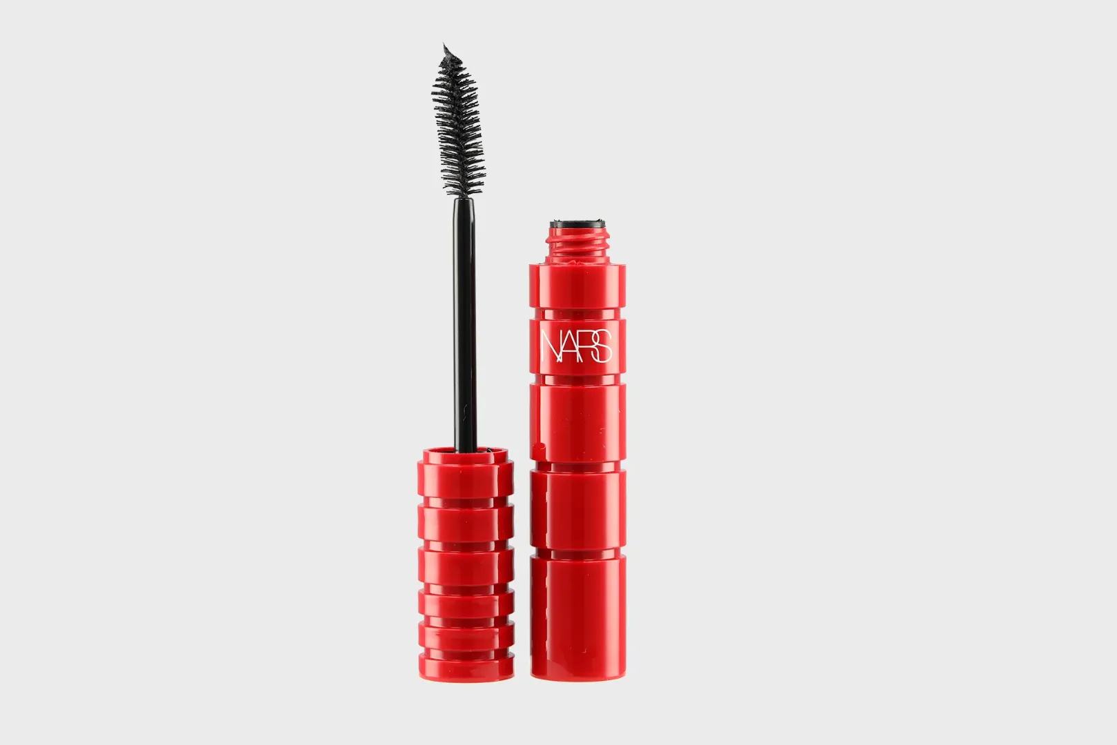 Foto de naturaleza muerta de tubo rojo y cepillo de NARS Climax Mascara