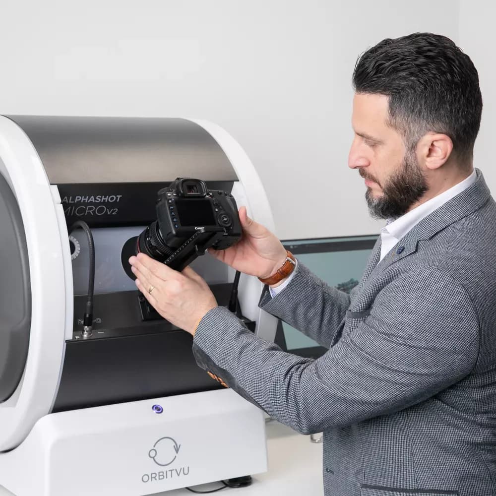 رجل يثبت كاميرا على Orbitvu Alphashot Micro V2