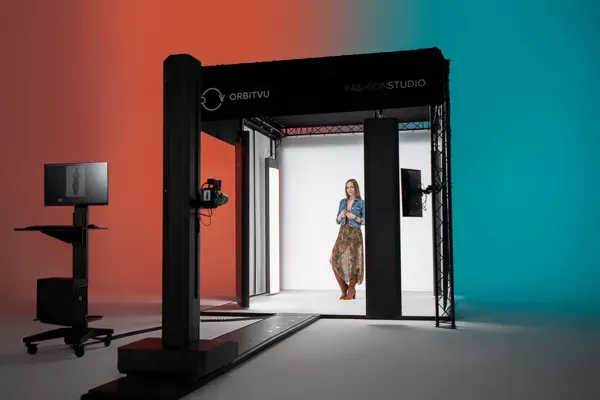 Modelo posando dentro de Orbitvu FASHIONSTUDIO
