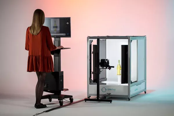 Mujer operando un puesto automatizado de fotografía de productos
