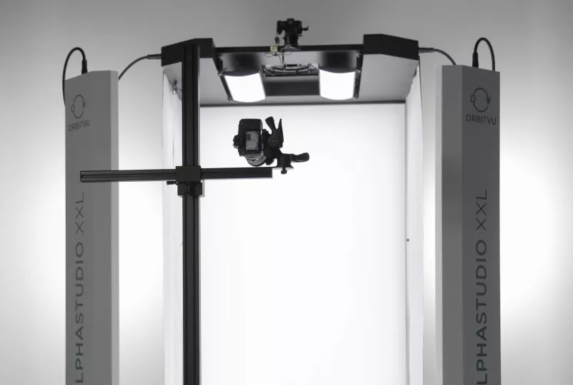 Luces LED producidas internamente en Alphastudio XXL