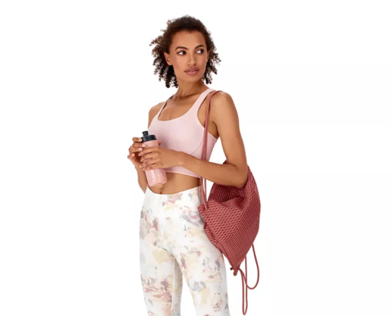 Detalle de modelo de moda con outfit deportivo