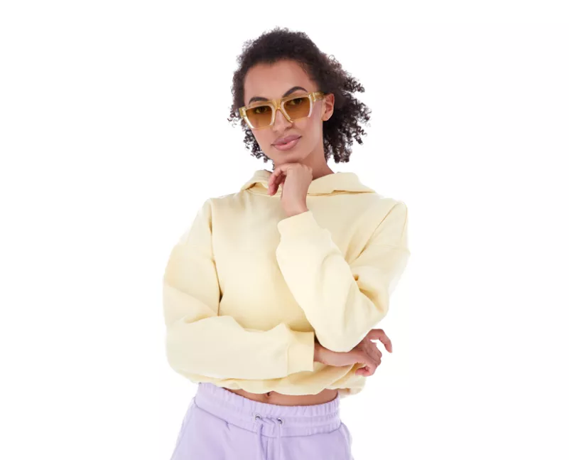 Modelo de moda con outfit deportivo