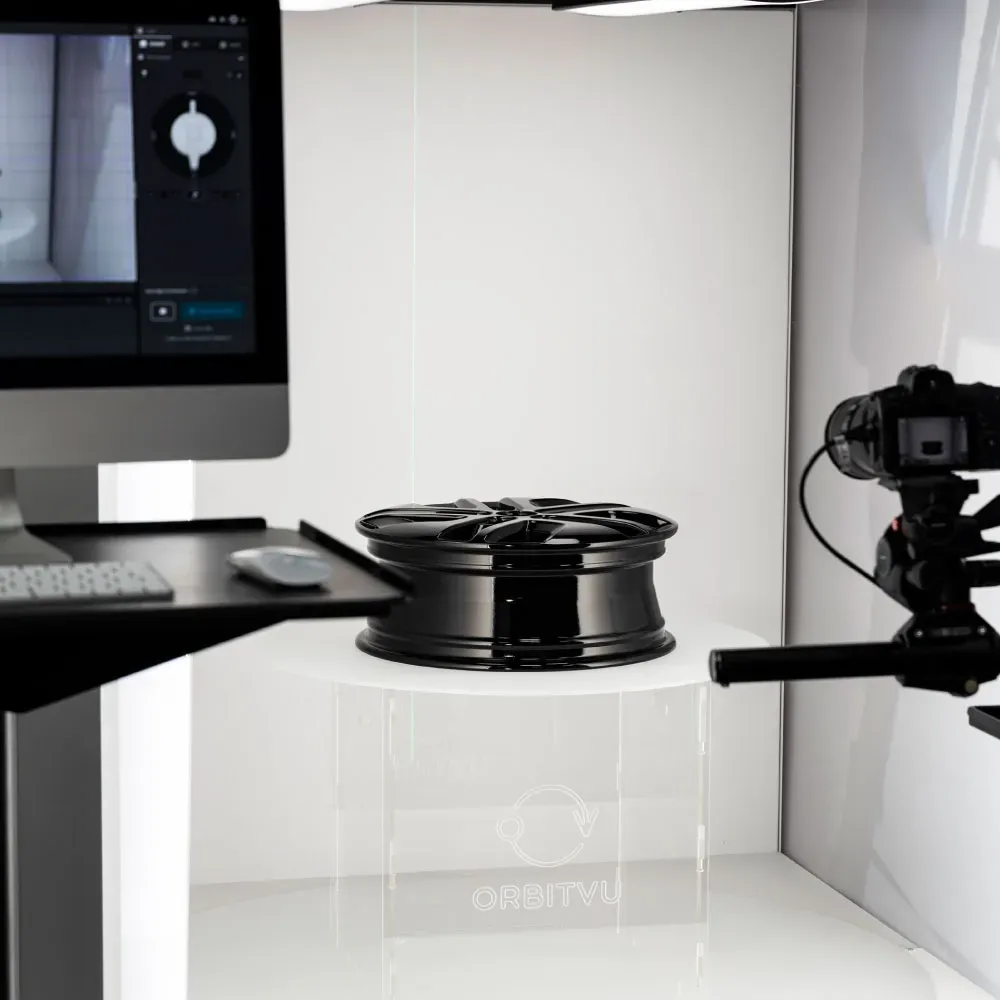 Llanta de coche en un estudio de fotografía Orbitvu