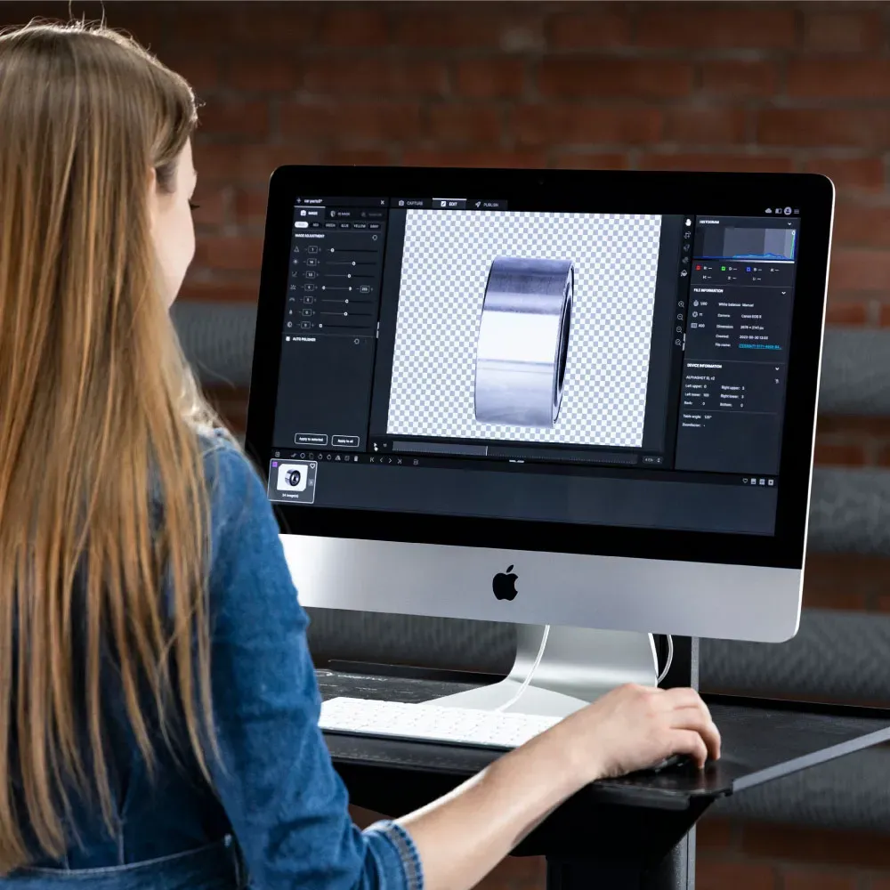 Mujer editando una foto de producto en un Mac