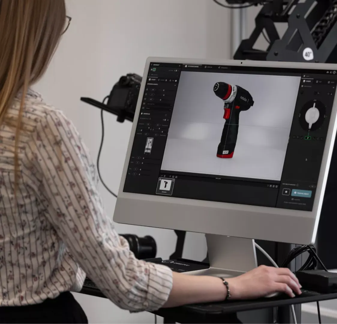 Especialista en retoque fotográfico de e-commerce editando la imagen de una herramienta eléctrica